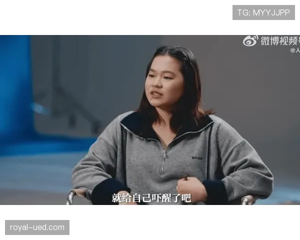 全红婵训练完偷偷吃炸鸡被教练抓包,下一秒直接跳水池里装鱼 全红婵训练完偷偷吃炸鸡被教练抓包,下一秒直接跳水池里装鱼